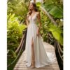 Robe de mariée Hasek fines bretelles et dentelle feuilles collection 2023. Robe de mariée sexy et bohème. Essayer boutique mariage Paris