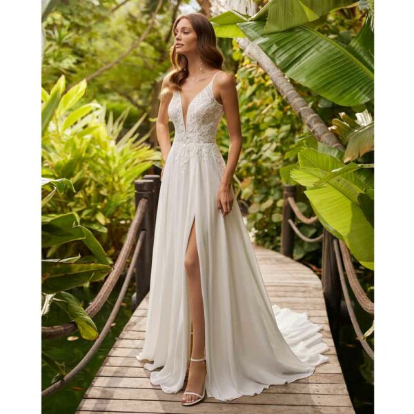 Robe de mariée Hasek fines bretelles et dentelle feuilles collection 2023. Robe de mariée sexy et bohème. Essayer boutique mariage Paris