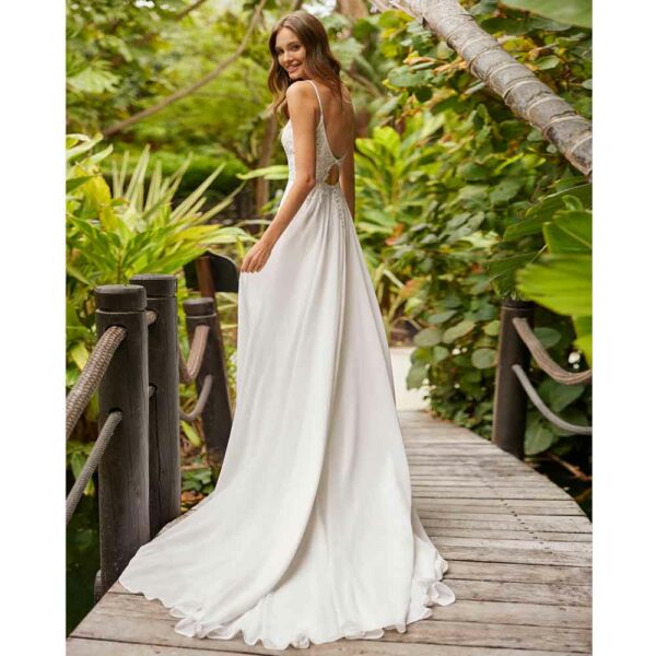 Robe de mariée Hasek fines bretelles et dentelle feuilles collection 2023. Robe de mariée sexy et bohème. Essayer boutique mariage Paris