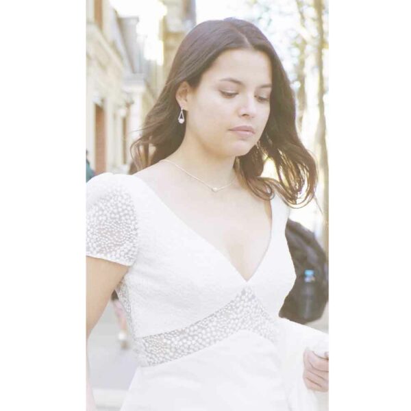 Robe de mariée près du corps et dentelle graphique Olga. Robe petites manches et col V dans le dos. Essayer boutique mariage Paris