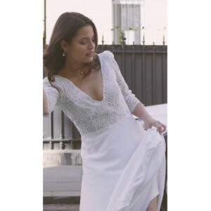 Robe de mariée manches dentelle 3/4 Charlotte. Robe en crepe fluide col V devant et dans le dos. Essayer boutique mariage Paris