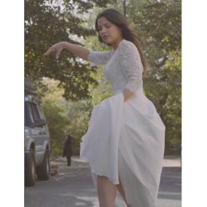 Robe de mariée manches dentelle 3/4 Charlotte. Robe en crepe fluide col V devant et dans le dos. Essayer boutique mariage Paris