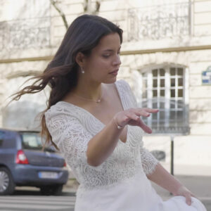 Robe de mariée manches dentelle 3/4 Charlotte. Robe en crepe fluide col V devant et dans le dos. Essayer boutique mariage Paris