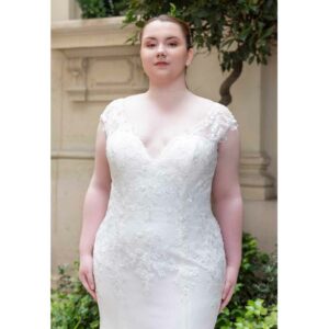 Robe de mariée longue Curvy Sirène en dentelle collection 2023. Robe de mariée sophistiquée strass. Essayer boutique mariage Paris