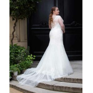 Robe de mariée longue Curvy Sirène en dentelle collection 2023. Robe de mariée sophistiquée strass. Essayer boutique mariage Paris