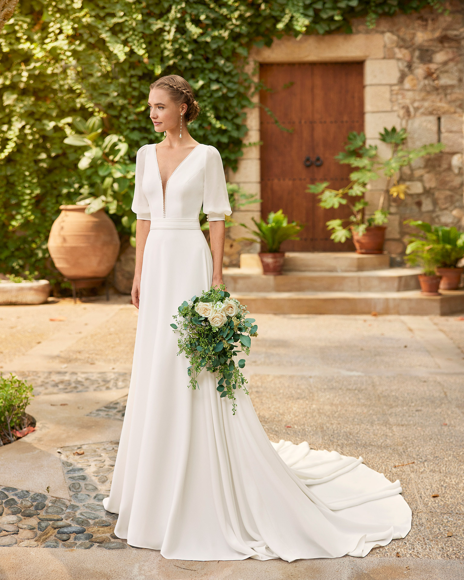 Robe de mariée Rais simple avec quasiment pas de dentelle. Pour des mariées qui aiment la simplicité et les manches 3/4. On adore sa superbe matière et ses manches ballons