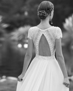 Robe de mariée Ray romantique coupe évasée en mousseline et dentelle. Collection Alma Novia 2023 boutique mariage Paris