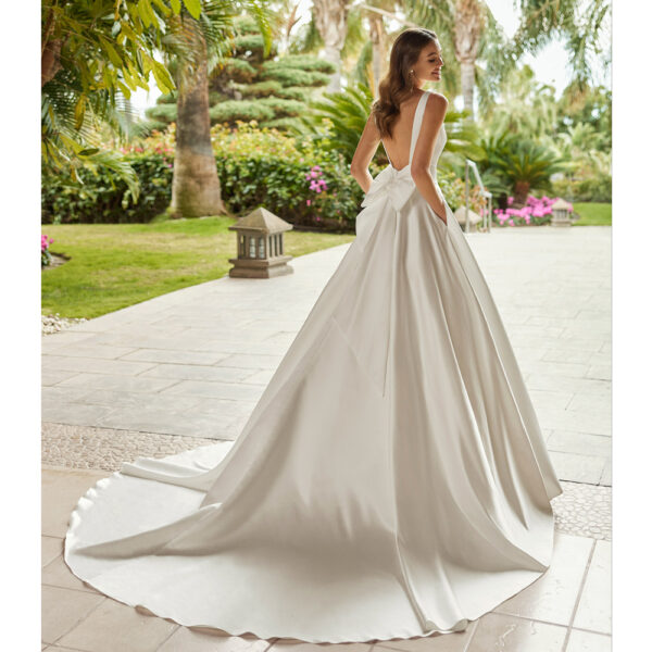 Robe de mariée Hollie collection 2023. Robe de mariée volume sans dentelle Essayer boutique mariage Paris