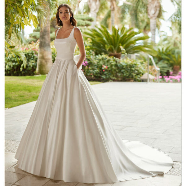 Robe de Mariée Hollie simple et sophistiquée. Robe de mariée volume sans dentelle, collection adriana alier 2023. boutique mariage paris