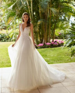Robe de mariée Hera tulle volume et broderie feuilles feuillage. Mariée princesse et bohème. Adriana Alier essayer boutique mariage Paris