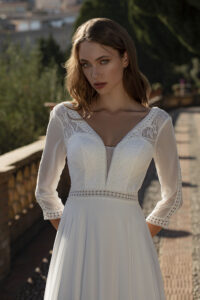 Robe de mariée Crépuscule d’une Nuit d’Eté. robe bohème fluide manches longues 3/4 dos en V. Mariage printemps automne