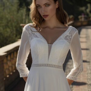 Robe de mariée Crépuscule d’une Nuit d’Eté. robe bohème fluide manches longues 3/4 dos en V. Mariage printemps automne