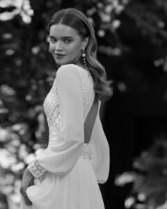 Robe de mariée Liz collection alma novia 2024. Robe classe et bohème à essayer chez Pivoines and love à Paris boutique showroom mariage