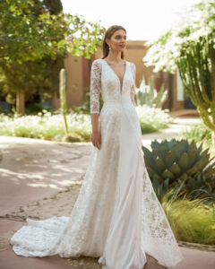 Robe de mariée Ludmila simple sans dentelle avec son manteau manches longues tout en dentelle, collection mariage 2024 alma novia