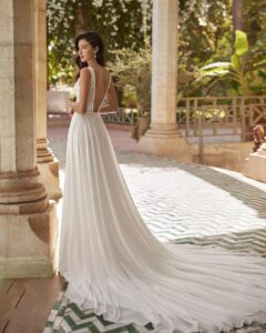 Robe de mariée Alaska, collection 2024 Adriana Alier. Robe bohème et sexy à la fois fendue et décolletée, dos nu. Essayer boutique mariage
