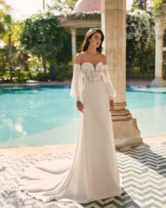 Robe de mariée Altea façon bustier avec manches ballons amovibles. robe sexy et stylée collection adriana alier 2024. Essayer boutique paris