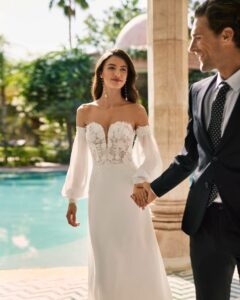 Robe de mariée Altea façon bustier avec manches ballons amovibles. robe sexy et stylée collection adriana alier 2024. Essayer boutique paris