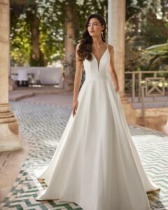 Robe de mariée Azulia sans dentelle avec du volume, princesse moderne. Collection Adriana Alier 2024 essayer boutique showroom RDV Paris