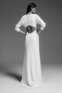 Robe de mariée Be Splashy simple et classe sans dentelle. Décolleté et manches longues. Créatrice, essayer boutique mariage paris RDV