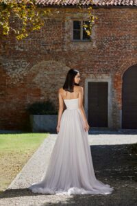 Robe de mariée Pink fever en tulle rose. Robe bustier Collection mariage 2024 à essayer boutique showroom mariage Paris. Cosmobella 8169
