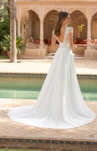 Robe de mariée Floriane dentelle guipure col V et dos nu en V. Robe bohème mousseline Bo'M. Essayer boutique mariage Paris
