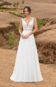 Robe de mariée Flore bohème Bo'M. Haut brodé feuillages rosaces, bas fluide mousseline. Essayer boutique showroom mariage Paris sur RDV