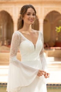 Robe de mariée Firenze. Mariage boho avec manches papillon, bas fluide et dos nu. Essayer boutique mariage showroom paris sur RDV