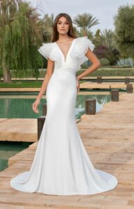 robe de mariée Divine manches volants oversize. Robe près du corps très couture stylée Divina Sposa 24208. Essyer boutique mariage Paris