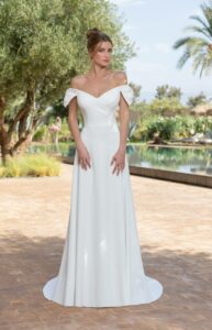 robe de mariée june sans dentelle manches tombantes sur les épaules petit prix moins de 1000€. essayer boutique paris
