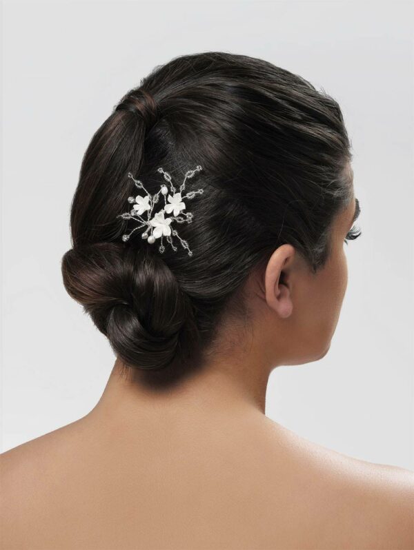 Pic à chignon de mariée fleurs et perles. Accessoire de cheveux mariage. Achat en ligne ou boutique mariage paris coiffure