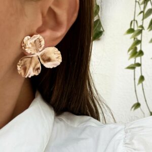 Boucles d'oreille dorées façon fleur de pensée par créatrice Elise Tsikis. Bijou plaqué or doré végétal. Acheter boutique bijoux Paris et en ligne