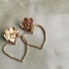 Boucles d'oreilles dorées coeur et fleurs par créatrice Elise Tsikis. Bijou plaqué or doré végétal. Acheter boutique bijoux Paris et en ligne