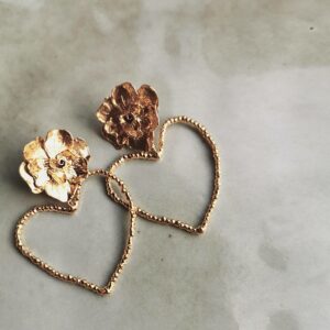 Boucles d'oreilles dorées coeur et fleurs par créatrice Elise Tsikis. Bijou plaqué or doré végétal. Acheter boutique bijoux Paris et en ligne