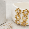 Boucles d'oreilles dorées pendantes fleuries par créatrice Elise Tsikis. Bijou plaqué or doré végétal. Acheter boutique bijoux Paris et en ligne