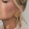Boucles d'oreille dorées coeur et fleur TerezinaBoucles d'oreilles dorées coeur et fleurs par créatrice Elise Tsikis. Bijou plaqué or doré végétal. Acheter boutique bijoux Paris et en ligne