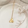 Collier façon fleur de pensée par créatrice Elise Tsikis. Bijou plaqué or doré végétal. Acheter boutique bijoux Paris et en ligne
