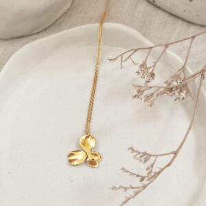 Collier façon fleur de pensée par créatrice Elise Tsikis. Bijou plaqué or doré végétal. Acheter boutique bijoux Paris et en ligne