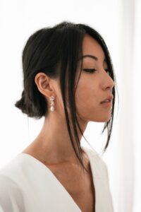 Boucles d’oreille dormeuses avec perle et strass Lilly, accessoire mariée. Achat en ligne ou boutique mariage paris. Bijoux doré petit prix