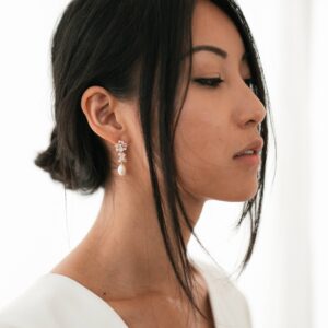Boucles d’oreille dormeuses avec perle et strass Lilly, accessoire mariée. Achat en ligne ou boutique mariage paris. Bijoux doré petit prix