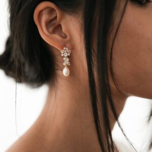 Boucles d’oreille dormeuses avec perle et strass Lilly, accessoire mariée. Achat en ligne ou boutique mariage paris. Bijoux doré petit prix