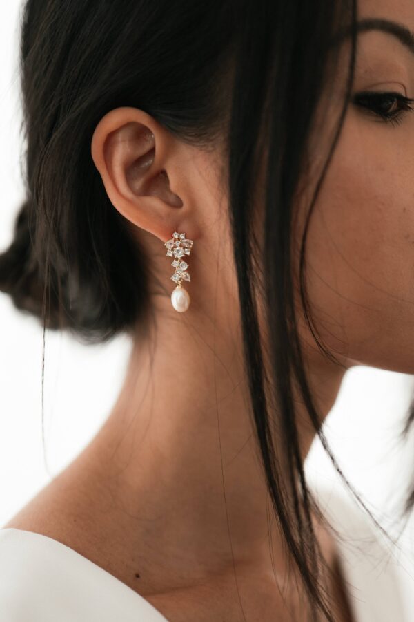Boucles d’oreille dormeuses avec perle et strass Lilly, accessoire mariée. Achat en ligne ou boutique mariage paris. Bijoux doré petit prix