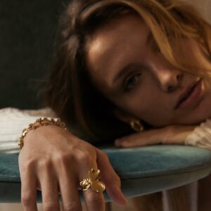 Bague dorées façon fleur de pensée par créatrice Elise Tsikis. Bijou plaqué or doré végétal. Acheter boutique bijoux Paris et en ligne