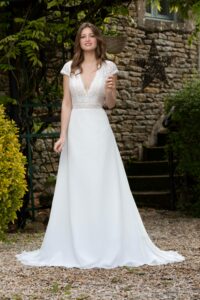 Robe de mariée Daphné robe bohème simple grand col V, dentelle florale et géométrique. Petit prix. Essayer boutique mariage Paris showroom