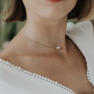 Combo collier et collier de dos cristaux et perles fin et délicat pour robe de mariée. Accessoire mariée. Acheter boutique Paris et en ligne