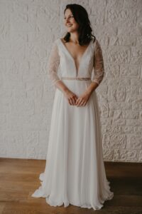 Robe de mariée Camelia dentelle grosses feuilles manches 3/4 longues, jupe fluide et col V dos. Lambert créations RDV mariage made in france