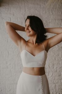 Ensemble de mariée Liberté. Top et jupe simple blanc sans dentelle. Tenue mariage civil. Essayer boutique mariage paris Lambert créations RDV