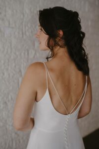 Robe de mariée Anémone blanche simple sans dentelle, bretelles spaghettis. Robe fendue avec fente. Lambert Créations Boutique mariage Paris