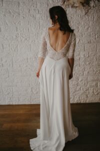Robe de mariée Charlotte haut en dentelle géométrique manches 3/4 col V et dos nu. Création française Lambert Créations Boutique mariage
