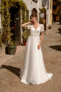 Robe de mariée Joséphine bohème dentelle manches courtes bouffantes. Robe mariage longues manches longues petit prix. Boutique Paris et en ligne