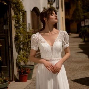 Robe de mariée Joséphine bohème dentelle manches courtes bouffantes. Robe mariage longues manches longues petit prix. Boutique Paris et en ligne